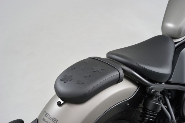 AUTOCOLLANT ANTIDÉRAPANT POUR SIÈGE DE MOTO "SAKURA" - DAYTONA